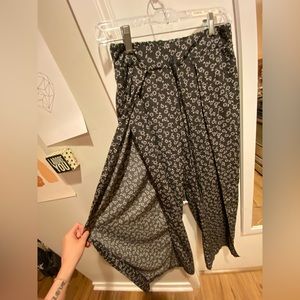 Flowy pants with floral design and leg slit